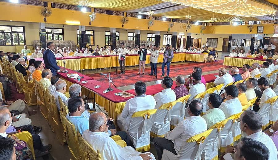 ಸಾಮಾಜಿಕ ಹಾಗೂ ಶೈಕ್ಷಣಿಕ ಸಮೀಕ್ಷೆಗೆ ಸಂಬಂಧಿಸಿದಂತೆ ಬೆಳಗಾವಿಯಲ್ಲಿ ಬುಧವಾರ ನಡೆದ 46 ಉಪ ಜಾತಿಗಳ ಮುಖಂಡರ ಸಭೆಯಲ್ಲಿ ಎಂ.ಬಿ.ಝಿರಲಿ ಮಾತನಾಡಿದರು ಪ್ರಜಾವಾಣಿ ಚಿತ್ರ