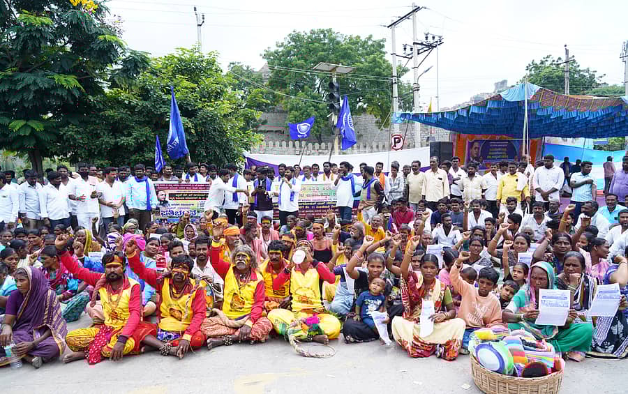 ರಾಯಚೂರಿನ ಡಾ.ಬಿ.ಆರ್.ಅಂಬೇಡ್ಕರ್ ವೃತ್ತದ ಬಳಿ ಕರ್ನಾಟಕ ಅಸ್ಪೃಶ್ಯ ಅಲೆಮಾರಿ ಸಮುದಾಯಗಳ ಮಹಾ ಒಕ್ಕೂಟದ ನೇತೃತ್ವದಲ್ಲಿ ಅಲೆಮಾರಿಗಳು ಪ್ರತಿಭಟನೆ ನಡೆಸಿದರು