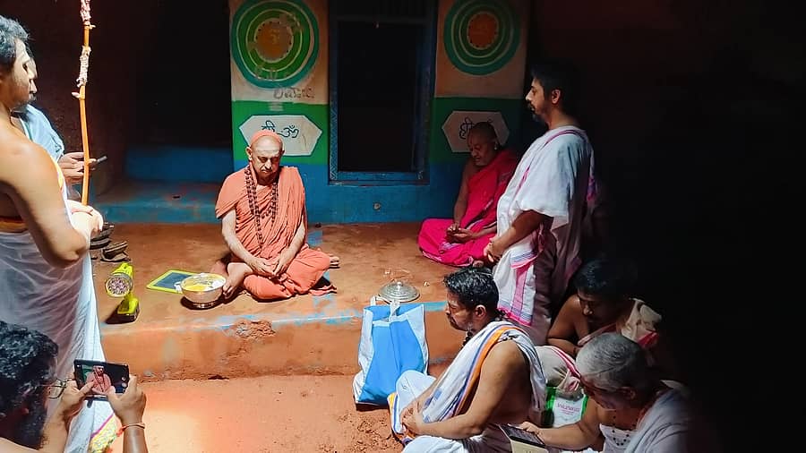 ಗೋಕರ್ಣದ ಗೋಗರ್ಭ ಗುಹೆಯಲ್ಲಿ ಧ್ಯಾನಾವಸ್ಥರಾದ ಯಡತೊರೆ ಯೋಗಾನಂದ ಸರಸ್ವತಿ ಮಠದ ಶಂಕರಭಾರತೀ ಮಹಾಸ್ವಾಮಿಗಳು.