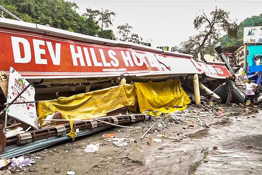 <div class="paragraphs"><p>ಉತ್ತರಾಖಂಡದ ಡೆಹ್ರಾಡೂನ್‌ನಲ್ಲಿ ಬುಧವಾರ ಸುರಿದ ಮಳೆಯಿಂದಾಗಿ ಹೋಟೆಲ್‌ ಕಟ್ಟಡವೊಂದಕ್ಕೆ ಭಾರಿ ಹಾನಿಯಾಗಿದೆ&nbsp; ಪಿಟಿಐ ಚಿತ್ರ&nbsp;</p></div>
