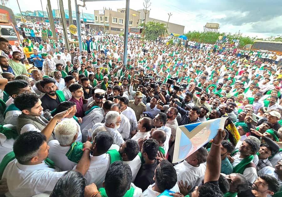 ಬೆಳಗಾವಿಯ ಜೈ ಕಿಸಾನ್ ಮಾರುಕಟ್ಟೆ ಬಂದ್ ಮಾಡದಂತೆ ರೈತರು, ವ್ಯಾಪಾರಿಗಳು ಬುಧವಾರ ಪ್ರತಿಭಟನೆ ನಡೆಸಿದ ವೇಳೆ ಜಿಲ್ಲಾಧಿಕಾರಿ ಮೊಹಮ್ಮದ್ ರೋಷನ್ ರೈತರನ್ನು ಸಮಾಧಾನ ಮಾಡಿದರು ಪ್ರಜಾವಾಣಿ ಚಿತ್ರ