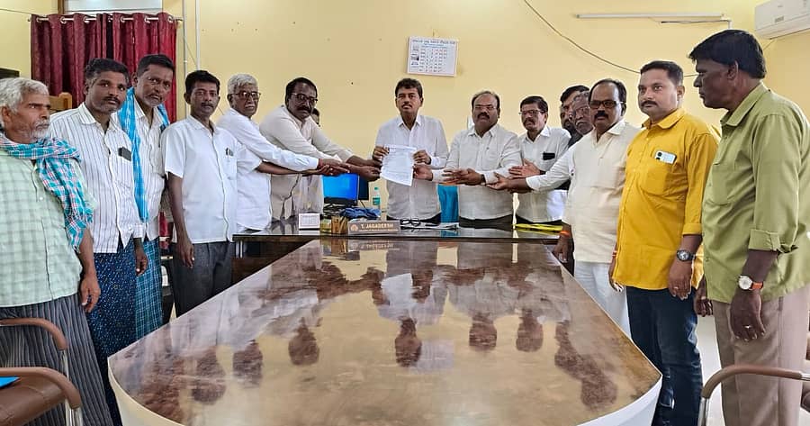 <div class="paragraphs"><p>ಮೊಳಕಾಲ್ಮುರಿನಲ್ಲಿ ಎಸ್‌ಟಿ ಸಮುದಾಯದ ಮುಖಂಡರು ತಹಶೀಲ್ದಾರ್‌ಗೆ ಈಚೆಗೆ ಮನವಿ ಸಲ್ಲಿಸಿದರು.</p></div>