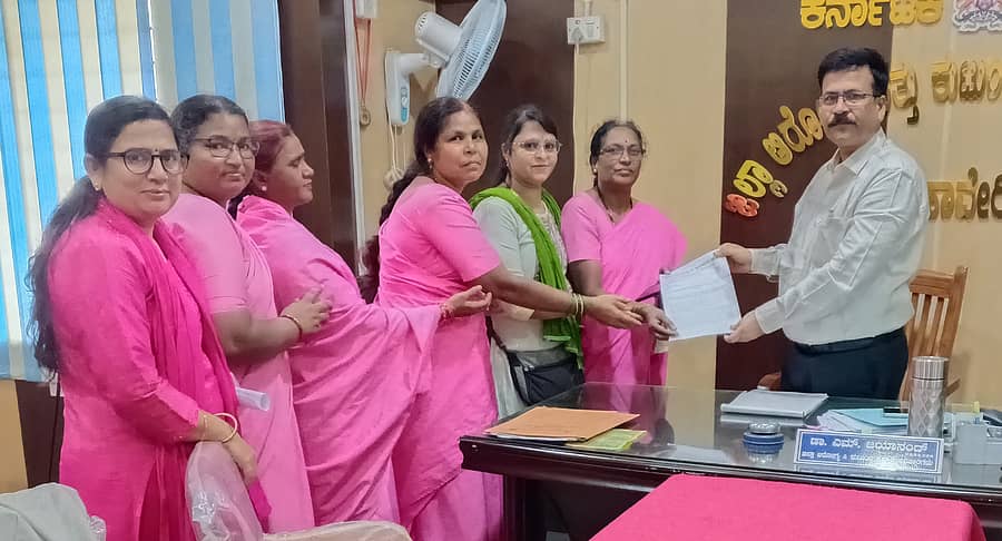 ಹಾವೇರಿಯಲ್ಲಿ ಬುಧವಾರ ಆಶಾ ಕಾರ್ಯಕರ್ತೆಯರ ಪ್ರತಿನಿಧಿಗಳು ಜಿಲ್ಲಾ ಆರೋಗ್ಯಾಧಿಕಾರಿ ಜಯಾನಂದ ಅವರ ಮೂಲಕ ಸರ್ಕಾರಕ್ಕೆ ಮನವಿ ಸಲ್ಲಿಸಿದರು