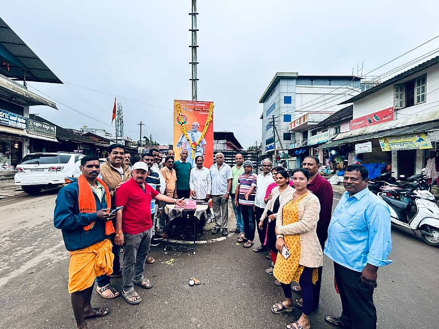 ಕೊಡ್ಲಿಪೇಟೆ ವೃತ್ತದಲ್ಲಿ ಕೇಕ್ ಕತ್ತರಿಸುವ ಮೂಲಕ ಬಿಜೆಪಿ ಕಾರ್ಯಕರ್ತರು ಪ್ರಧಾನಮಂತ್ರಿ ನರೇಂದ್ರ ಮೋದಿ ಅವರ ಜನ್ಮದಿನ ಆಚರಿಸಿದರು