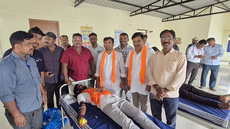 ಪಟ್ಟಣದ ಸರ್ಕಾರಿ ಆಸ್ಪತ್ರೆಯಲ್ಲಿ ಶಿರಹಟ್ಟಿ ಬಿಜೆಪಿ ಮಂಡಲ ವತಿಯಿಂದ ಸೇವಾ ಪಾಕ್ಷಿಕ ಕಾರ್ಯಕ್ರಮದಡಿ ಹಮ್ಮಿಕೊಂಡಿದ್ದ ರಕ್ತದಾನ ಮತ್ತು ಆರೋಗ್ಯ ಶಿಬಿರವನ್ನು ಶಾಸಕ ಡಾ.ಚಂದ್ರು ಲಮಾಣಿ ಉದ್ಘಾಟಿಸಿದರು