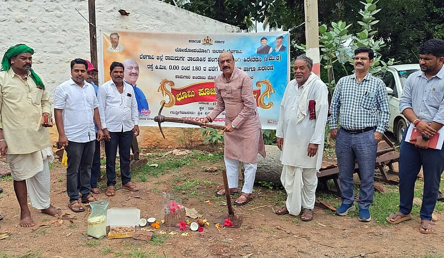 ರಾಮದುರ್ಗ ತಾಲ್ಲೂಕಿನ ಹಲಗತ್ತಿ ಕ್ರಾಸ್‌ ಸಮೀಪ ಇಡಗಲ್‌, ಹಿರೇಮೂಲಂಗಿ ರಸ್ತೆ ಸುಧಾರಣೆಗೆ ರೂ. 3.5 ಕೋಟಿ ವೆಚ್ಚದಲ್ಲಿ ನಿರ್ಮಾಣಗೊಳ್ಳುವ ರಸ್ತೆ ಕಾಮಗಾರಿಗೆ ವಿಧಾನ ಸಭೆಯ ಮುಖ್ಯ ಸಚೇತಕ ಅಶೋಕ ಪಟ್ಟಣ ಭೂಮಿ ಪೂಜೆ ನೆರವೇರಿಸಿದರು.