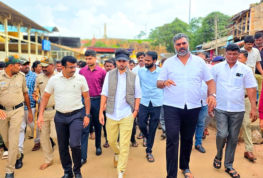 17-ಸವದತ್ತಿ-01: ಯಲ್ಲಮ್ಮ ದೇವಸ್ಥಾನದಲ್ಲಿ ತಾತ್ಕಾಲಿಕ ವ್ಯಾಪಾರ ಕುರಿತು ಶಾಸಕ ವಿಶ್ವಾಸ್ ವೈದ್ಯ, ಜಿಲ್ಲಾಧಿಕಾರಿ ಹಾಗೂ ಅಧಿಕಾರಿಗಳು ಸ್ಥಳ ಪರಿಶೀಲಿಸಿದರು.