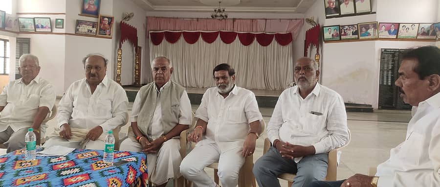 ಒಕ್ಕಲಿಗರ ಸಂಘದ ತಾಲ್ಲೂಕು ಅಧ್ಯಕ್ಷ, ಮಾಜಿ ಶಾಸಕ ವಿ.ಕೃಷ್ಣಪ್ಪ ಪತ್ರಿಕಾಗೋಷ್ಠಿಯಲ್ಲಿ ಮಾತನಾಡಿದರು