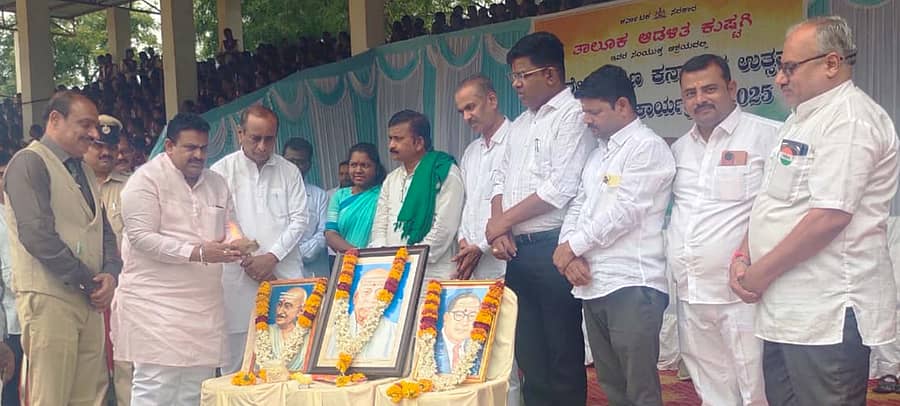 ಕುಷ್ಟಗಿಯಲ್ಲಿ ಕಲ್ಯಾಣ ಕರ್ನಾಟಕ ಉತ್ಸವದಲ್ಲಿ ಸರ್ದಾರ್ ಪಟೇಲ, ಮಹಾತ್ಮ ಗಾಂಧಿ, ಡಾ.ಅಂಬೇಡ್ಕರ್ ಅವರ ಭಾವಚಿತ್ರಗಳಿಗೆ ಶಾಸಕ ದೊಡ್ಡನಗೌಡ ಪಾಟೀಲ ಪೂಜೆ ಸಲ್ಲಿಸಿದರು