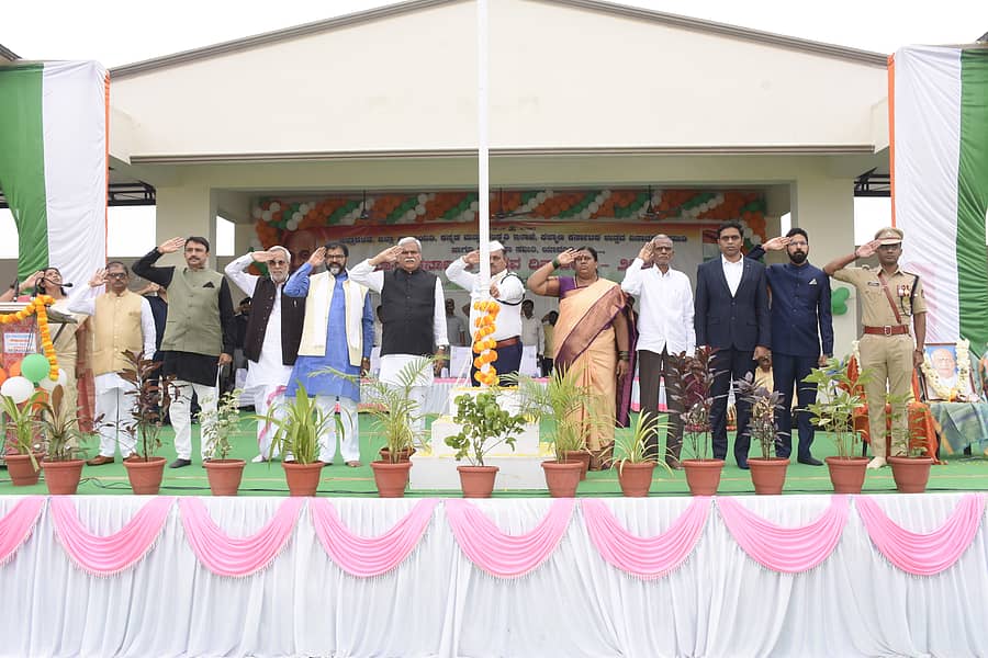 <div class="paragraphs"><p>ಯಾದಗಿರಿಯಲ್ಲಿ ‌ಬುಧವಾರ ಕಲ್ಯಾಣ ಕರ್ನಾಟಕ ಉತ್ಸವದ ಅಂಗವಾಗಿ ಸಂಸದ ಜಿ.ಕುಮಾರ್ ನಾಯಕ್, ವಿಧಾನ ಪರಿಷತ್ ವಿರೋಧ ಪಕ್ಷದ ನಾಯಕ ಛಲವಾದಿ ನಾರಾಯಣಸ್ವಾಮಿ, ಶಾಸಕ ಚನ್ನಾರೆಡ್ಡಿ ಪಾಟೀಲ ತುನ್ನೂರು, ಸಚಿವ ಶರಣಬಸಪ್ಪ ದರ್ಶನಾಪುರ,&nbsp; ಧ್ವಜಕ್ಕೆ ಗೌರವ ವಂದನೆ ಸಲ್ಲಿಸಿದರು</p></div>