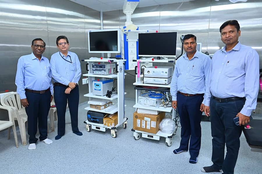 ಕಾರ್ಪೊರೇಟ್‌ ಸಾಮಾಜಿಕ ಹೊಣೆಗಾರಿಕೆ ಅಡಿಯಲ್ಲಿ ಬಳ್ಳಾರಿಯ ವಿಮ್ಸ್‌ಗೆ ಒದಗಿಸಲಾದ ವೈದ್ಯಕೀಯ ಸಲಕರಣೆಗಳ ಜತೆಗೆ, ಎನ್‌ಎಂಡಿಸಿಯ ಅಧಿಕಾರಿಗಳು ಮತ್ತು ಸಿಬ್ಬಂದಿ 