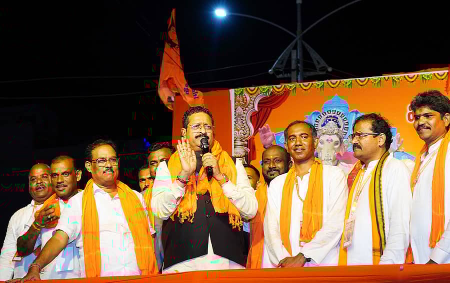 ರಾಯಚೂರು ನಗರದಲ್ಲಿ ಹಿಂದೂ ಮಹಾಗಣಪತಿ ಉತ್ಸವ ಸಮಿತಿಯಿಂದ ಆಯೋಜಿಸಿದ್ದ ಶೋಭಾಯಾತ್ರೆಯಲ್ಲಿ ವಿಜಯಪುರ ಶಾಸಕ ಬಸನಗೌಡ ಪಾಟೀಲ ಮಾತನಾಡಿದರು. ಶಾಸಕ ಡಾ.ಶಿವರಾಜ ಪಾಟೀಲ, ಮಾಜಿ ಸಂಸದ ಬಿ.ವಿ.ನಾಯಕ, ಮಾಜಿ ಶಾಸಕ ಬಸನಗೌಡ ಬ್ಯಾಗವಾಟ, ವಿಎಚ್ಪಿ ಮುಖಂಡರು ಉಪಸ್ಥಿತರಿದ್ದರು