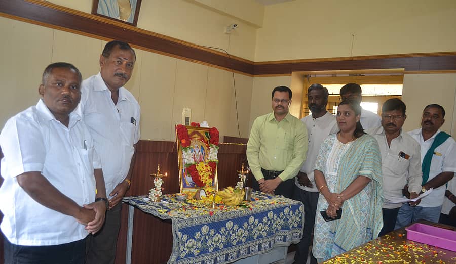 ಹುಣಸೂರು ನಗರದ ಉಪವಿಭಾಗಾಧಿಕಾರಿ ಕಚೇರಿಯಲ್ಲಿ ಬುಧವಾರ ತಾಲ್ಲೂಕು ಆಡಳಿತ ಹಮ್ಮಿಕೊಂಡಿದ್ದ ವಿಶ್ವಕರ್ಮ ದಿನಾಚರಣೆ ಕಾರ್ಯಕ್ರಮದಲ್ಲಿ ತಹಶೀಲ್ದಾರ್‌ ಮಂಜುನಾಥ್‌ ಮತ್ತು ಸಮುದಾಯದ ಗಣ್ಯರು ಪುಷ್ಪನಮನ ಸಲ್ಲಿಸಿದರು 