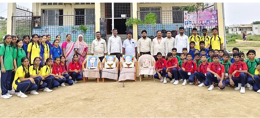 ಯಾದಗಿರಿಯ ಡಿ ದೇವರಾಜ ಅರಸ್ ಹಿರಿಯ ಪ್ರಾಥಮಿಕ ಹಾಗೂ ಪ್ರೌಢಶಾಲೆಯಲ್ಲಿ ಬುಧವಾರ ಕಲ್ಯಾಣ ಕರ್ನಾಟಕ ಉತ್ಸವ ಆಚರಣೆ ಮಾಡಲಾಯಿತು