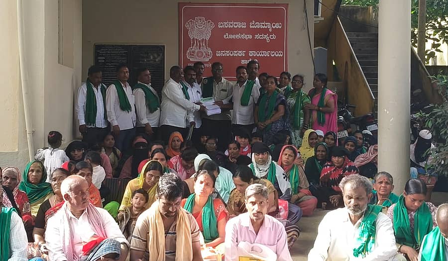 <div class="paragraphs"><p>‘ಜಿಲ್ಲೆಯಲ್ಲಿ ಮೈಕ್ರೊ ಫೈನಾನ್ಸ್‌ನವರ ಹಾವಳಿ ಹೆಚ್ಚಾಗಿದ್ದು, ಅವರಿಗೆ ಕಡಿವಾಣ ಹಾಕಬೇಕು’ ಎಂದು ಒತ್ತಾಯಿಸಿ ಸಂಸದ ಬಸವರಾಜ ಬೊಮ್ಮಾಯಿ ಅವರ ಹಾವೇರಿಯ ಕಚೇರಿ ಎದುರು ನೊಂದ ಜನರು ಗುರುವಾರ ಪ್ರತಿಭಟನೆ ನಡೆಸಿದರು</p></div>