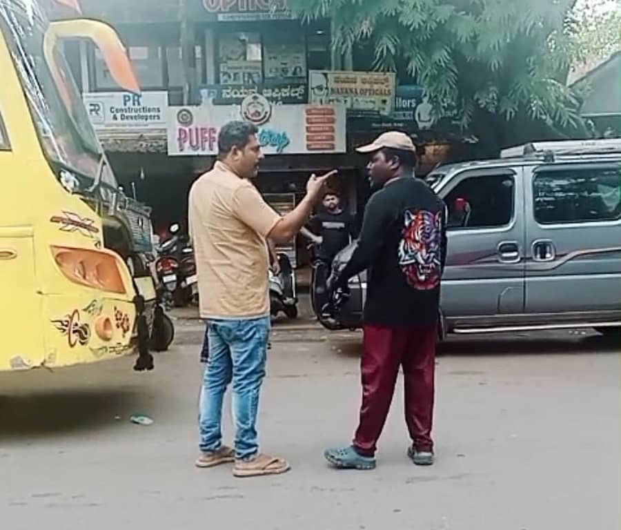 ಕಾಪು ಪೇಟೆಯಲ್ಲಿ ವಾಗ್ವಾದ ನಡೆಸುತ್ತಿರುವ ಚಾಲಕ, ನಿರ್ವಾಹಕ ಹಾಗೂ ಟೈಮ್ ಕೀಪರ್