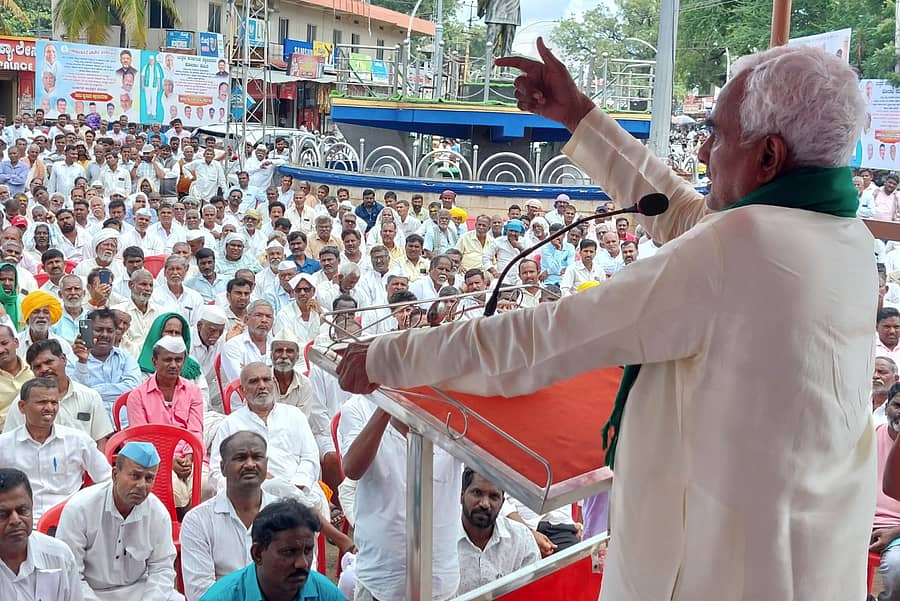 ಬೀಳಗಿ ಮುಳುಗಡೆ ಹೋರಾಟ ಸಮಿತಿ, ಸಂತ್ರಸ್ತ ರೈತರು ಹಮ್ಮಿಕೊಂಡಿದ್ದ ಸರ್ಕಾರಕ್ಕೆ ಅಭಿನಂದಿಸುವ ಸಮಾರಂಭದಲ್ಲಿ ಶಾಸಕ ಜೆ.ಟಿ.ಪಾಟೀಲ ಮಾತನಾಡಿದರು