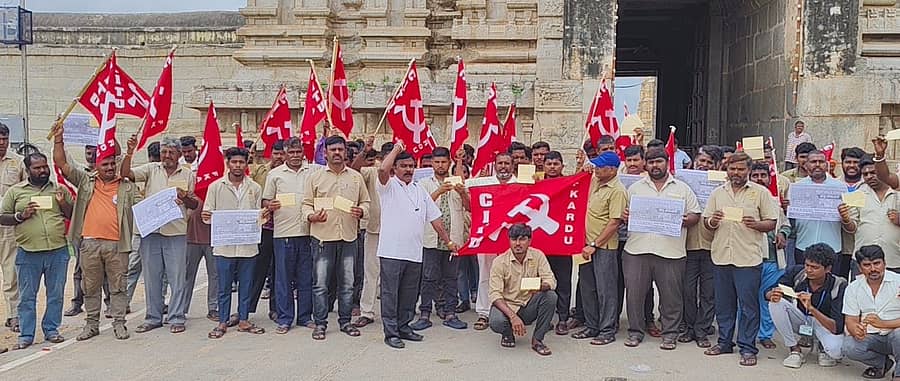 ಹೊಸಪೇಟೆ ತಾಲ್ಲೂಕಿನ ಹಂಪಿ ವಿರೂಪಾಕ್ಷೇಶ್ವರ ದೇವಸ್ಥಾನದ ಮುಂಭಾಗದಲ್ಲಿ ಗುರುವಾರ ಬೈಕ್ ಟ್ಯಾಕ್ಸಿ ವಿರುದ್ಧ ಅಂಚೆ ಕಾರ್ಡ್ ಚಳವಳಿ ನಡೆಯಿತು –ಪ್ರಜಾವಾಣಿ ಚಿತ್ರ