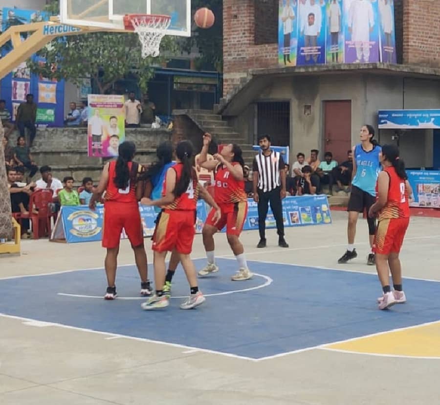 ಕೋಲಾರದ ಮಿನಿ ಕ್ರೀಡಾಂಗಣದಲ್ಲಿರುವ ಬ್ಯಾಸ್ಕೆಟ್‌ಬಾಲ್‌ ಅಂಕಣದಲ್ಲಿ ನಡೆದ ಬ್ಯಾಸ್ಕೆಟ್‌ಬಾಲ್‌ ಟೂರ್ನಿಯೊಂದರ ಸಂದರ್ಭ