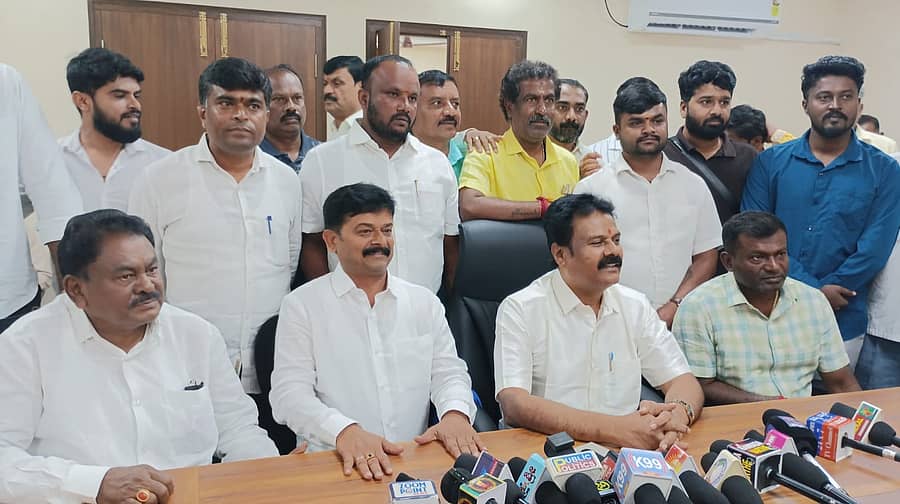 <div class="paragraphs"><p>ಆನೇಕಲ್ ತಾಲ್ಲೂಕಿನ ಚಂದಾಪುರ ಸೂರ್ಯಸಿಟಿಯಲ್ಲಿ ಆಯೋಜಿಸಿದ್ದ ಪತ್ರಿಕಾಗೋಷ್ಠಿಯಲ್ಲಿ ಶಾಸಕ ಬಿ.ಶಿವಣ್ಣ ಮಾತನಾಡಿದರು</p></div>