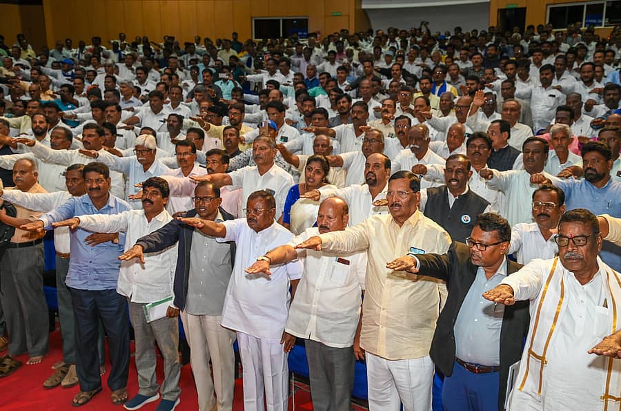 ಕರ್ನಾಟಕ ರಾಜ್ಯ ಬಲಗೈ ಜಾತಿಗಳ ಒಕ್ಕೂಟ ಗುರುವಾರ ಆಯೋಜಿಸಿದ್ದ ವಿಚಾರಸಂಕಿರಣದಲ್ಲಿ ಪಾಲ್ಗೊಂಡಿದ್ದವರು ಸಂವಿಧಾನ ಪೀಠಿಕೆ ವಾಚನ ಮಾಡಿದರು
ಪ್ರಜಾವಾಣಿ ಚಿತ್ರ