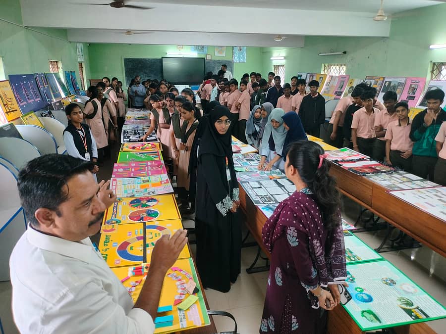 ದಾವಣಗೆರೆಯ ರಾಜನಹಳ್ಳಿ ಸೀತಮ್ಮ ಮಹಿಳಾ ಸರ್ಕಾರಿ ಪದವಿಪೂರ್ವ ಕಾಲೇಜಿನಲ್ಲಿ ಅರ್ಥಶಾಸ್ತ್ರಕ್ಕೆ ಸಂಬಂಧಿಸಿದ ಚಾರ್ಟ್ಗಳನ್ನು ವೀಕ್ಷಿಸುತ್ತಿರುವ ಖಾಸಗಿ ಕಾಲೇಜಿನ ವಿದ್ಯಾರ್ಥಿಗಳು