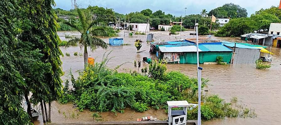 ಚಡಚಣ ಸಮೀಪದ ಜಿಗಜೇವಣಿ ಗ್ರಾಮದಲ್ಲಿ ಬುಧವಾರ ರಾತ್ರಿ ಸುರಿದ ಮಳೆಯಿಂದ ಜಲಾವೃತಗೊಂಡಿರುವುದು