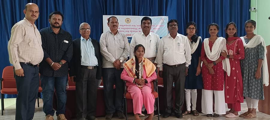 ಕುಣಿಗಲ್ ಸರ್ಕಾರಿ ಪ್ರಥಮದರ್ಜೆ ಕಾಲೇಜಿನಲ್ಲಿ ನಡೆದ ಕಾರ್ಯಕ್ರಮದಲ್ಲಿ ಯುವ ಉದ್ಯಮಿ ಪದ್ಮಶ್ರೀ ಅವರನ್ನು ಸತ್ಕರಿಸಲಾಯಿತು