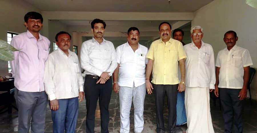 ಚನ್ನಪಟ್ಟಣ ತಾಲ್ಲೂಕಿನ ಕೆಂಗಲ್ ಬಳಿ ಹಾಪ್ ಕಾಮ್ಸ್ ಕಚೇರಿಯಲ್ಲಿ ಬಾಳೆಕಾಯಿ ಖರೀದಿಗೆ ಚಾಲನೆ ನೀಡಿದ ಹಾಮ್ಸ್ ಕಾಮ್ಸ್ ನಿರ್ದೇಶಕರು, ಅಧಿಕಾರಿಗಳು