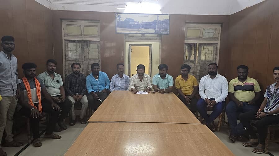 ಶಿರಹಟ್ಟಿಯ ನಿರೀಕ್ಷಣಾ ಮಂದಿರದಲ್ಲಿ ಗುರುವಾರ ವಿವಿಧ ಹಿಂದೂಪರ ಸಂಘಟನೆಗಳ ವತಿಯಿಂದ ಪ್ರತಿಭಟನಾ ಪೂರ್ವಭಾವಿ ಸಭೆ ನಡೆಯಿತು 