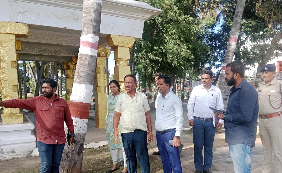 ಶ್ರೀರಂಗಪಟ್ಟಣದಲ್ಲಿ ಸೆ.25ರಿಂದ 4 ದಿನಗಳ ಕಾಲ ದಸರಾ ಉತ್ಸವ ನಡೆಯಲಿದ್ದು, ಜಂಬೂ ಸವಾರಿ ಆರಂಭವಾಗುವ ಕಿರಂಗೂರು ಬಳಿಯ ದಸರಾ ಬನ್ನಿ ಮಂಟಪ ಸ್ಥಳಕ್ಕೆ ಶಾಸಕ ರಮೇಶ ಬಂಡಿಸಿದ್ದೇಗೌಡ, ಜಿಲ್ಲಾಧಿಕಾರಿ ಕುಮಾರ, ಜಿ.ಪಂ. ಸಿಇಒ ಕೆ.ಆರ್. ನಂದಿನಿ ಗುರುವಾರ ಭೇಟಿ ನೀಡಿ ಪರಿಶೀಲನೆ ನಡೆಸಿದರು