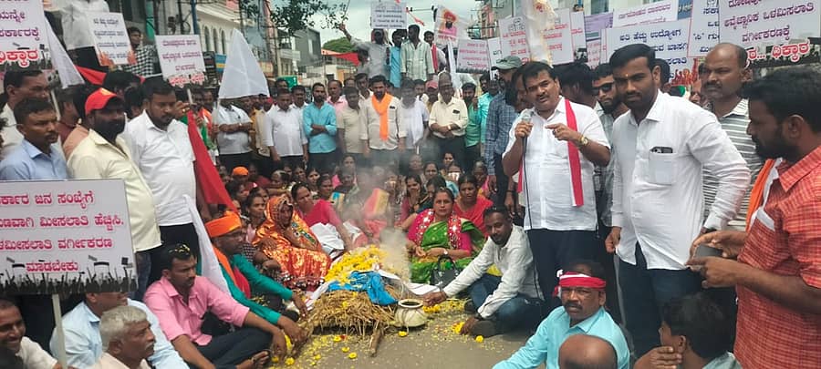 ಒಳ ಮೀಸಲಾತಿ ವರ್ಗೀಕರಣ ವಿರೋಧಿಸಿ ಶಿವಮೊಗ್ಗದಲ್ಲಿ ಗುರುವಾರ ಮಾಜಿ ಶಾಸಕ ಕೆ.ಬಿ.ಅಶೋಕ ನಾಯ್ಕ ನೇತೃತ್ವದಲ್ಲಿ ಬಂಜಾರ ಸಮುದಾಯ ನಡೆಸಿದ ಪ್ರತಿಭಟನೆಯ ನೋಟ