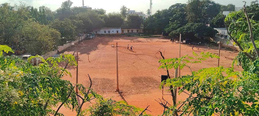ಮಾಲೂರು ನಗರದ ಬಾಲಕರ ಹಿರಿಯ ಪ್ರಾಥಮಿಕ ಶಾಲೆಯ ಕ್ರೀಡಾಂಗಣ