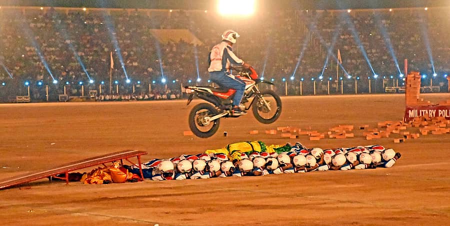 ಮೈಸೂರಿನ ಬನ್ನಿಮಂಟಪದಲ್ಲಿ ನಡೆದಿದ್ದ ಪಂಜಿನ ಕವಾಯತಿನಲ್ಲಿ ಶ್ವೇತಾಶ್ವ ತಂಡದ ಸಾಹಸ ಪ್ರದರ್ಶನ (ಸಂಗ್ರಹ ಚಿತ್ರ)