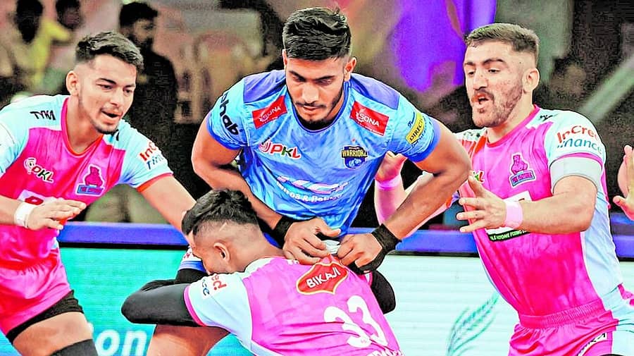 <div class="paragraphs"><p>ಬೆಂಗಾಲ್ ವಾರಿಯರ್ಸ್ನ ರೇಡರ್ ದೇವಾಂಕ್ ಅವರನ್ನು ಟ್ಯಾಕಲ್ ಮಾಡಲು ಯತ್ನಿಸಿದ ಪಿಂಕ್ ಪ್ಯಾಂಥರ್ಸ್ ಆಟಗಾರರು</p></div>