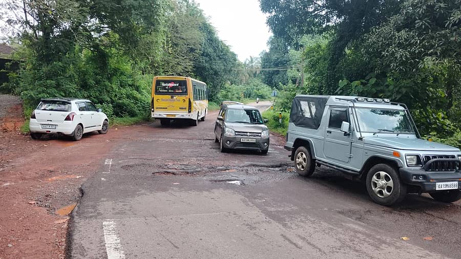 ಕಟೀಲು-ಬಜಪೆ ರಾಜ್ಯ ಹೆದ್ದಾರಿ 67ರಲ್ಲಿ ಕಾಣಿಸಿಕೊಂಡಿರುವ ಹೊಂಡಗಳು