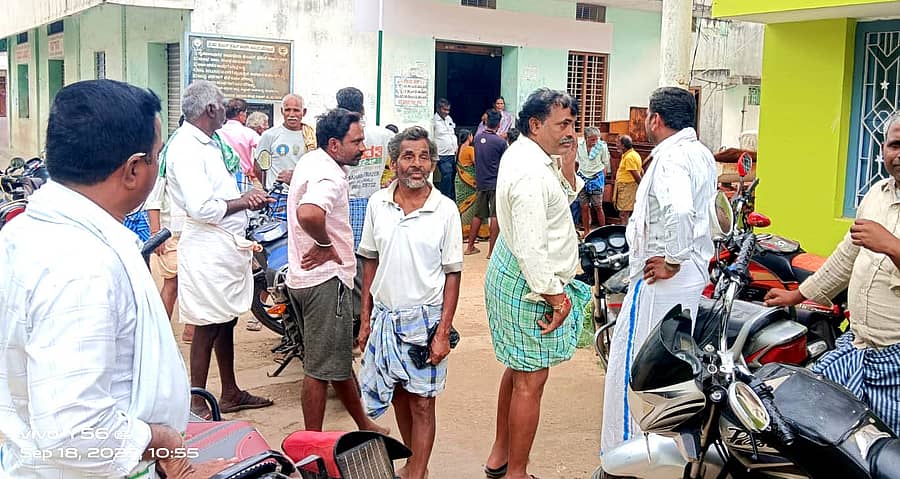 ಮೊಳಕಾಲ್ಮುರು ತಾಲ್ಲೂಕಿನ ಕೊಂಡ್ಲಹಳ್ಳಿಯ ವಿಎಸ್ಎಸ್ಎನ್ ಬ್ಯಾಂಕ್ ಎದುರು ಗುರುವಾರ ಗ್ರಾಮಸ್ಥರು ಪ್ರತಿಭಟನೆ ನಡೆಸಿದರು