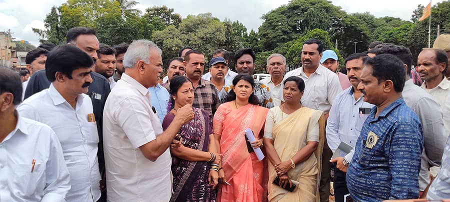 ಮಾಲೂರು ಬಸ್ ನಿಲ್ದಾಣಕ್ಕೆ ಗುರುವಾರ ಶಾಸಕ ಕೆ.ವೈ.ನಂಜೇಗೌಡ ಭೇಟಿ ನೀಡಿ ಹಳೆ ಅಂಗಡಿ ಮಳಿಗೆಗಳ ಕಟ್ಟಡ ತೆರವು ಕಾರ್ಯವನ್ನು ವೀಕ್ಷಿಸಿದರು 