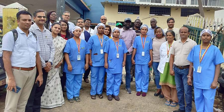 ಬಾಗೇಪಲ್ಲಿ ಸಾರ್ವಜನಿಕ ಆಸ್ಪತ್ರೆಗೆ ಭೇಟಿ ನೀಡಿದ ದಕ್ಷಿಣ ಆಫ್ರಿಕಾ ಸೇರಿ ವಿವಿಧ ದೇಶಗಳ ತಂಡದ ಜೊತೆ ಟಿಎಚ್ಒ ಡಾ.ಸಿ.ಸತ್ಯನಾರಾಯಣರೆಡ್ಡಿ, ಎಎಂಒ ಡಾ.ವಿನಯ್ ಹಾಗೂ ಶುಶ್ರೂಷಕಿಯರು