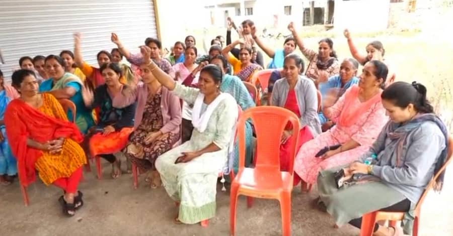 ಹಾಸನದ ರಾಜಾಜಿನಗರದಲ್ಲಿ ಗುರುವಾರ ಮಹಿಳೆಯರು ಪ್ರತಿಭಟನೆ ನಡೆಸಿದರು