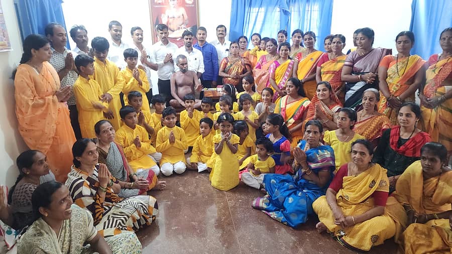 ತೋವಿನಕೆರೆಯ ಚಂದ್ರನಾಥ ದೇವಾಲಯದಲ್ಲಿ ಚಾತುರ್ಮಾಸ ಕೈಗೊಂಡಿರುವ ಪಾಯಸಾಗರ್ ಮುನಿಯ ಭೇಟಿಗೆ ಕೊಪ್ಪಳದ ಹುಲುಗಿಯಿಂದ ಬಂದಿದ್ದ ಜೈನ ಶ್ರಾವಕರು