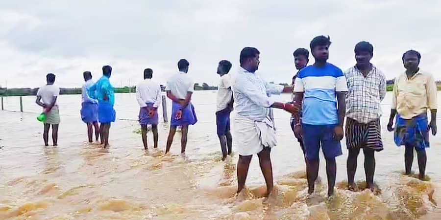 ಯಡ್ರಾಮಿ ತಾಲ್ಲೂಕಿನ ಹಂಗರಗಾ(ಕೆ) ಗ್ರಾಮದ ಜಮೀನಿನಲ್ಲಿ ಹಳ್ಳದಂತೆ ಹರಿಯುತ್ತಿರುವ ನೀರು 