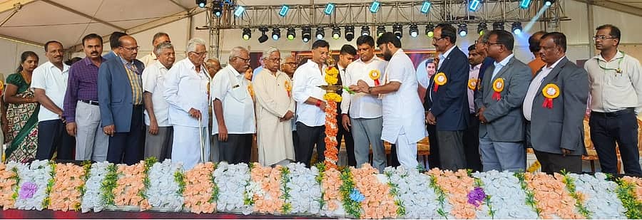 ಭಾರತೀನಗರದ ಭಾರತೀ ಎಜುಕೇಷನ್ ಟ್ರಸ್ಟ್ ಆಯೋಜಿಸಿರುವ ಭಾರತೀ ಉತ್ಸವ ಸಾಂಸ್ಕೃತಿ ಕಾರ್ಯಕ್ರಮಕ್ಕೆ ಚಿಕ್ಕಬಳ್ಳಾಪುರ ಶಾಸಕ ಪ್ರದೀಪ್ ಈಶ್ವರ್ ಚಾಲನೆ ನೀಡಿದರು.