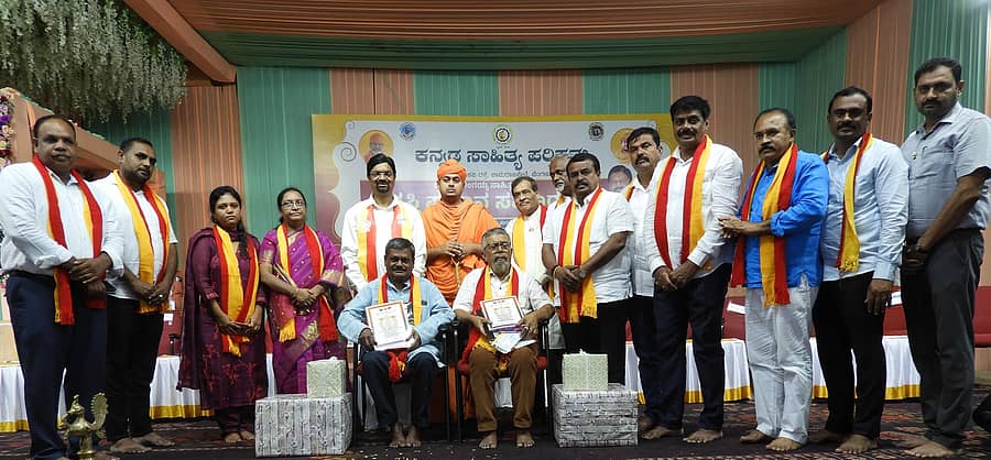 ಶ್ರವಣಬೆಳಗೊಳದಲ್ಲಿ ಗುರುವಾರ ನಡೆದ ಸಮಾರಂಭದಲ್ಲಿ ಎಚ್.ಜನಾರ್ದನ, ಶೂದ್ರ ಶ್ರೀನಿವಾಸ ಅವರಿಗೆ ಡಾ.ಸಿದ್ಧಲಿಂಗಯ್ಯ ಸಾಹಿತ್ಯ ದತ್ತಿ ಪ್ರಶಸ್ತಿ ಪ್ರದಾನ ಮಾಡಲಾಯಿತು
