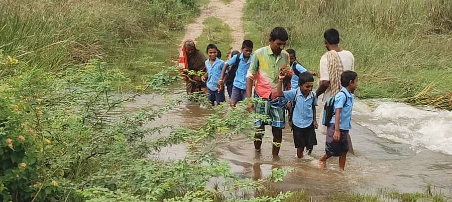 ಲಿಂಗಸುಗೂರು ತಾಲೂಕಿನ ಐದನಾಳರದೊಡ್ಡಿಯ ವಿದ್ಯಾರ್ಥಿಗಳು ಹಳ್ಳದ ನೀರಿನಲ್ಲಿಯೇ ಶಾಲೆಗೆ ತೆರಳಬೇಕಾಗಿದೆ