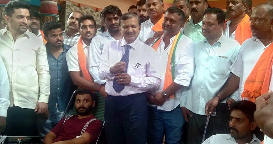 <div class="paragraphs"><p>ಚನ್ನಪಟ್ಟಣದ ಕೊಲ್ಲಾಪುರದಮ್ಮ ದೇವಸ್ಥಾನದ ಆವರಣದಲ್ಲಿ ಪ್ರಧಾನಿ ನರೇಂದ್ರ ಮೋದಿ ಅವರ ಜನ್ಮದಿದ ಪ್ರಯುಕ್ತ ಏರ್ಪಡಿಸಿದ್ದ ರಕ್ತದಾನ ಶಿಬಿರದಲ್ಲಿ ಸಂಸದ ಡಾ.ಸಿ.ಎನ್. ಮಂಜುನಾಥ್ ಭಾಗವಹಿಸಿದ್ದರು. ಬಿಜೆಪಿ ಜಿಲ್ಲಾ ಘಟಕದ ಅಧ್ಯಕ್ಷ ಎಂ.ಎನ್.ಆನಂದಸ್ವಾಮಿ ಇತರರು ಹಾಜರಿದ್ದರು</p></div>