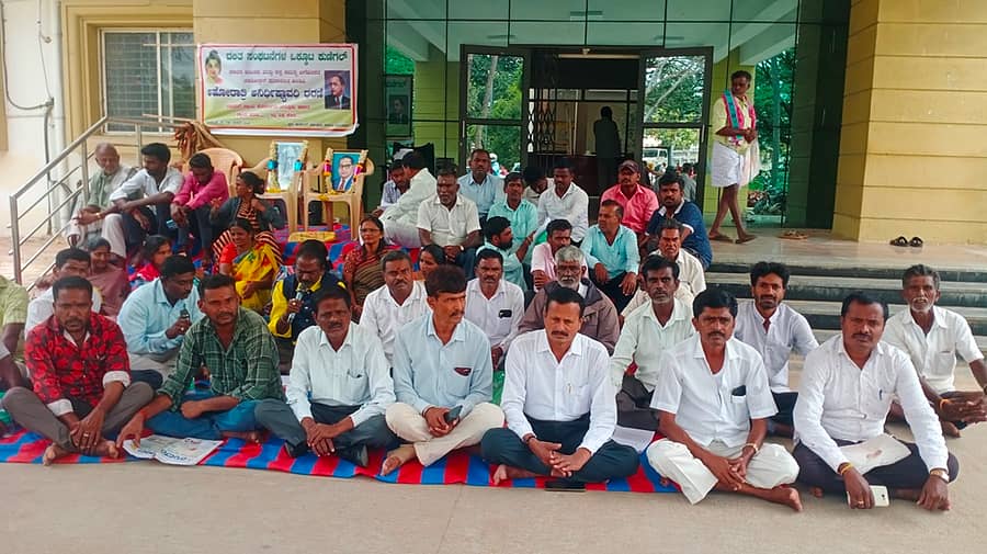 ಕುಣಿಗಲ್ ತಾಲ್ಲೂಕು ದಲಿತ ಸಂಘಟನೆಗಳ ಒಕ್ಕೂಟದ ಪದಾಧಿಕಾರಿಗಳು ತಾಲ್ಲೂಕು ಕಚೇರಿ ಮುಂದೆ ಪ್ರತಿಭಟನೆ ನಡೆಸಿದರು