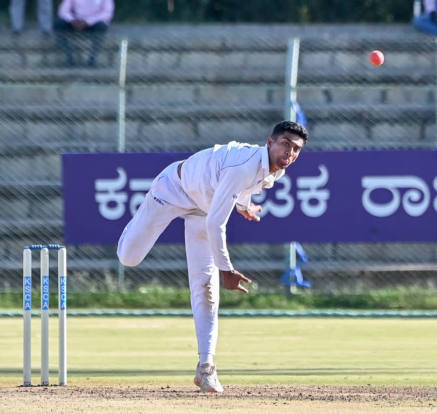 <div class="paragraphs"><p>ಕೆಎಸ್‌ಸಿಎ ಕೋಲ್ಟ್ಸ್ ಪರ 5 ವಿಕೆಟ್ ಪಡೆದ ಮೊಹ್ಸಿನ್‌ ಖಾನ್‌ </p></div>