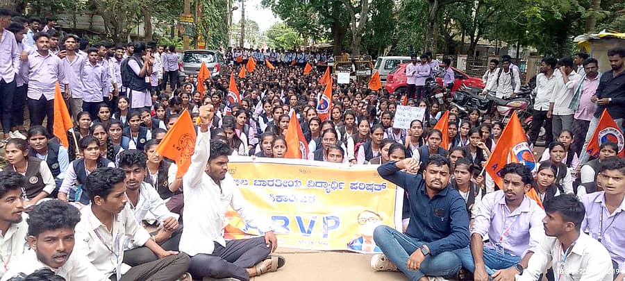 ಶಿಕಾರಿಪುರದಲ್ಲಿ ಗುರುವಾರ ಸರ್ಕಾರಿ ಪದವಿ ಕಾಲೇಜಿಗೆ ಅತಿಥಿ ಉಪನ್ಯಾಸಕರ ನೇಮಿಸುವಂತೆ ಒತ್ತಾಯಿಸಿ ಎಬಿವಿಪಿ ವತಿಯಿಂದ ಸಾವಿರಾರು ವಿದ್ಯಾರ್ಥಿಗಳು ತಹಸೀಲ್ದಾರ್ ಕಚೇರಿ ಎದುರು ಪ್ರತಿಭಟನೆ ನಡೆಸಿದರು.