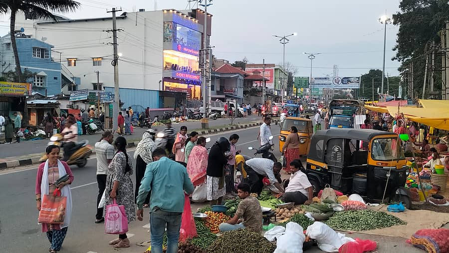 ಹಾಸನದ ಸಾಲಗಾಮೆ ರಸ್ತೆಯಲ್ಲಿ ಮಂಗಳವಾರ ನಡೆಯುವ ವಾರದ ಸಂತೆಯಿಂದಾಗಿ ರಸ್ತೆಯಲ್ಲಿ ವಾಹನಗಳ ಸಂಚಾರಕ್ಕೆ ತೊಂದರೆ ಆಗುತ್ತಿದೆ.